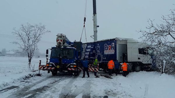 Neovladatelný kamion doklouzal na Břeclavsku do příkopu, pomoct musely dva jeřáby